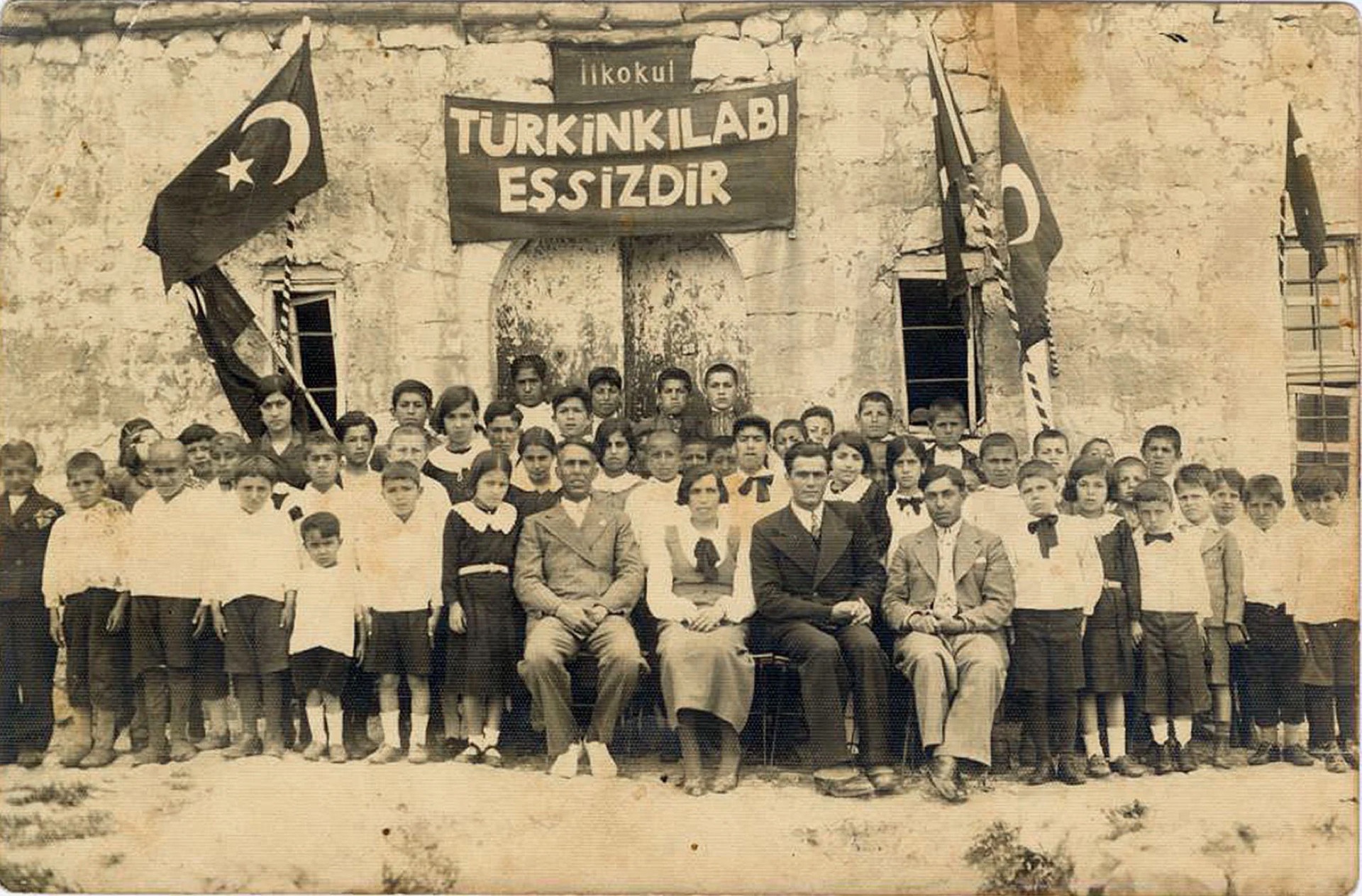 1928 yılında Ermeni İlkokulu önünde siyah önlük, beyaz yakalıklı talebeler ve hocaları